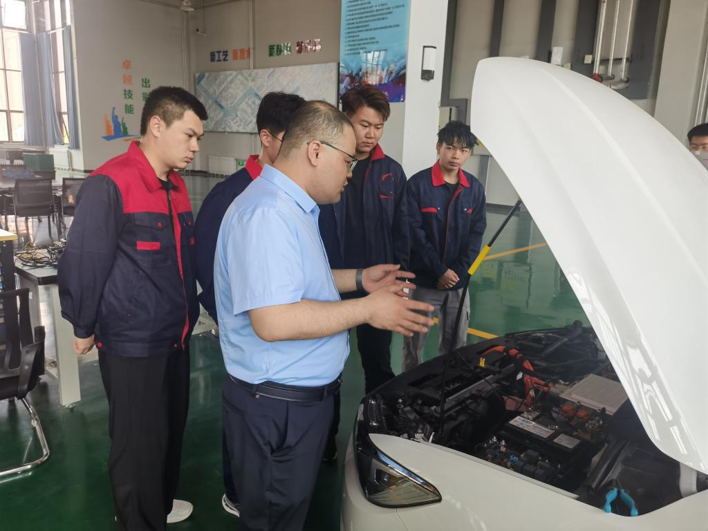 賦能未來，筑夢新能源——學(xué)院隆重舉行產(chǎn)業(yè)教授聘任儀式暨技術(shù)開發(fā)論壇